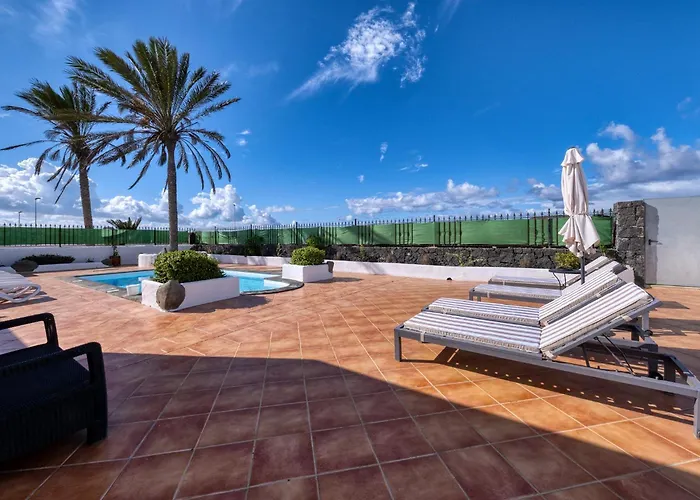 Дом отдыха Arena Blanca With Private Pool And Bbq By Lanzarote *